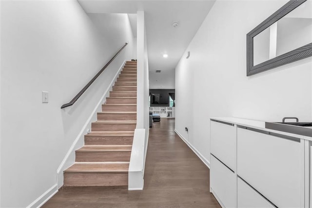 5668 Union Pointe Dr, Union City, GA 30291 - staircase featuring wood finished floors, recessed lighting, and baseboards