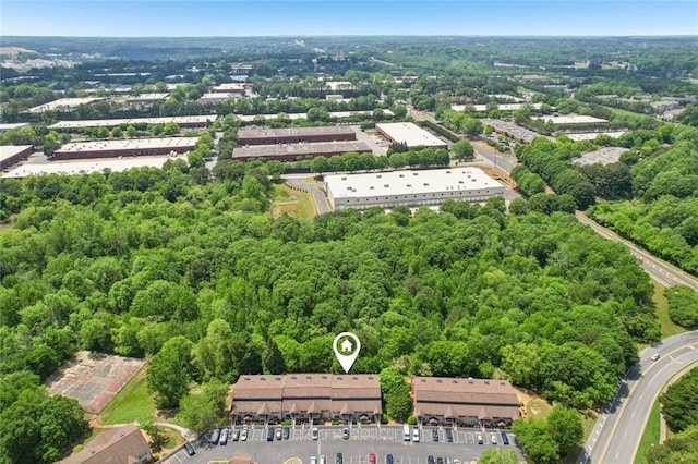 birds eye view of property featuring a forest view