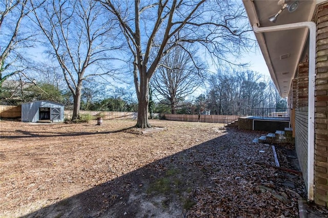 view of yard featuring a shed