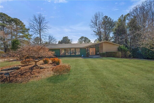 ranch-style home featuring a front lawn