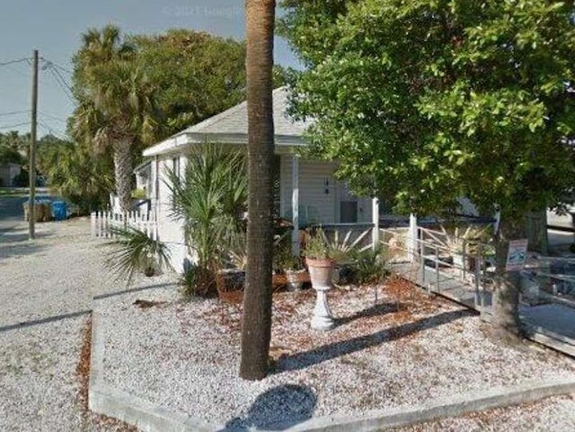 view of front of property featuring covered porch