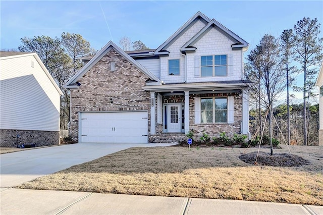 craftsman inspired home featuring a front yard