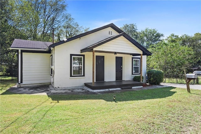 view of front of property featuring a front yard and covered porch