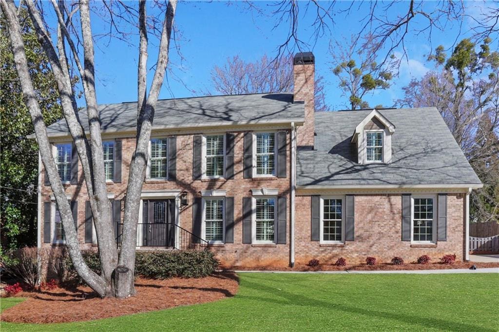 colonial home featuring a front yard