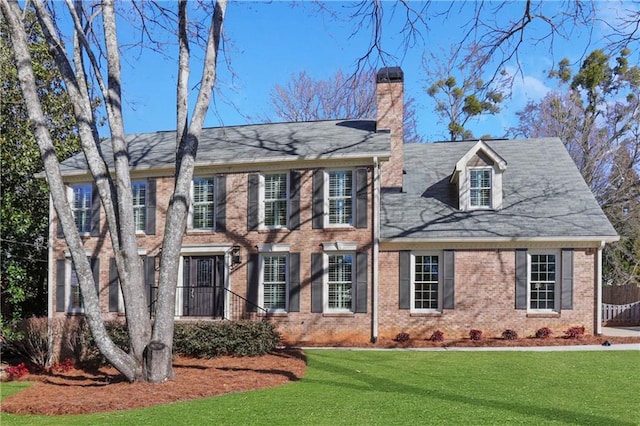 colonial home featuring a front yard