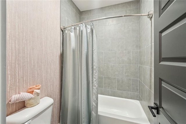 full bathroom featuring toilet and shower / tub combo with curtain