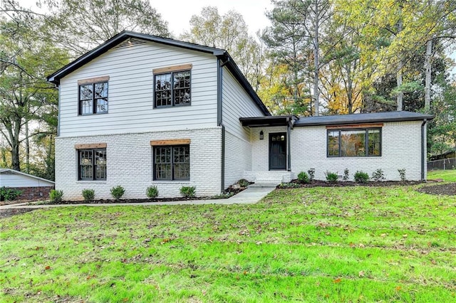 view of front of property featuring a front lawn