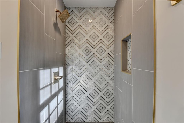 bathroom featuring a tile shower