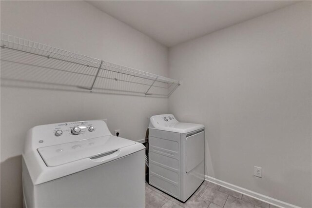 spare room featuring light carpet, a tray ceiling, and ceiling fan