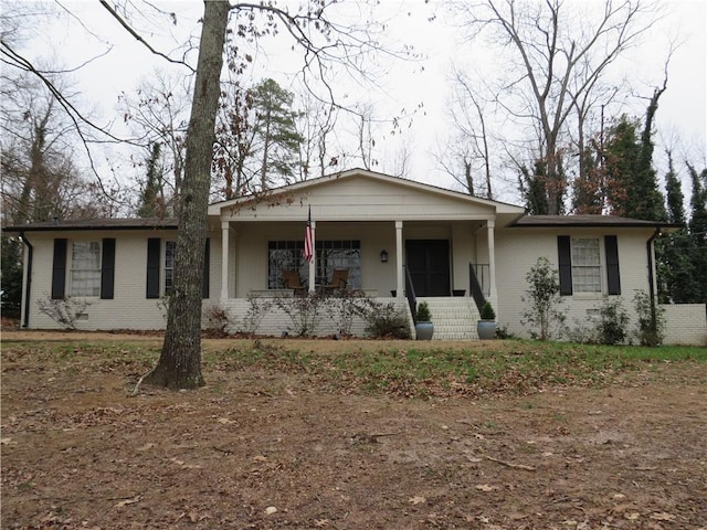 single story home with covered porch