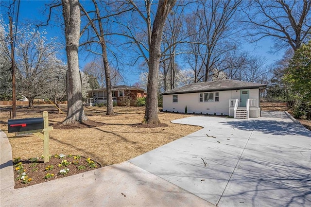 view of front of property featuring concrete driveway