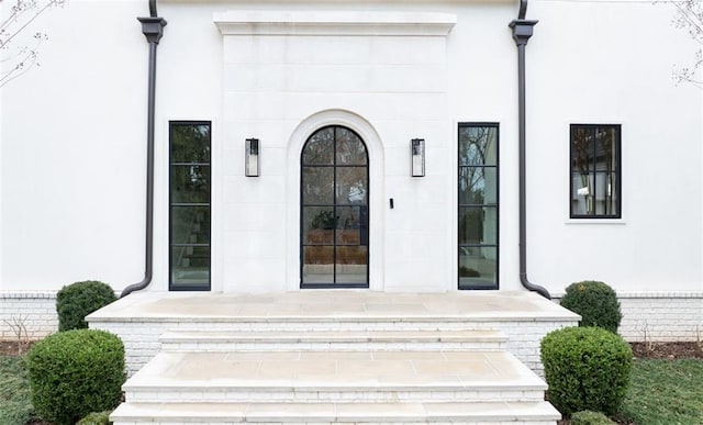 property entrance featuring stucco siding