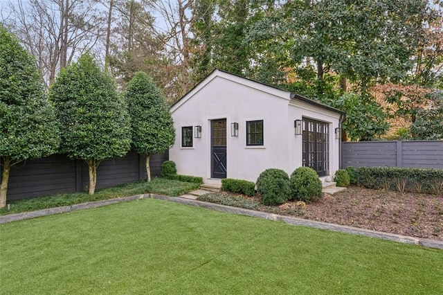 view of outdoor structure with an outdoor structure and a fenced backyard