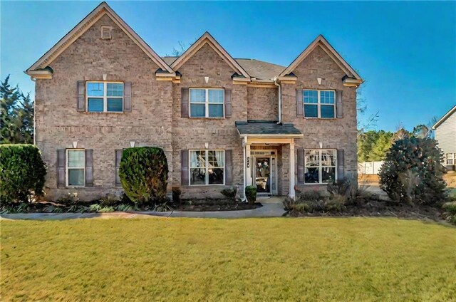 view of front of property featuring a front lawn