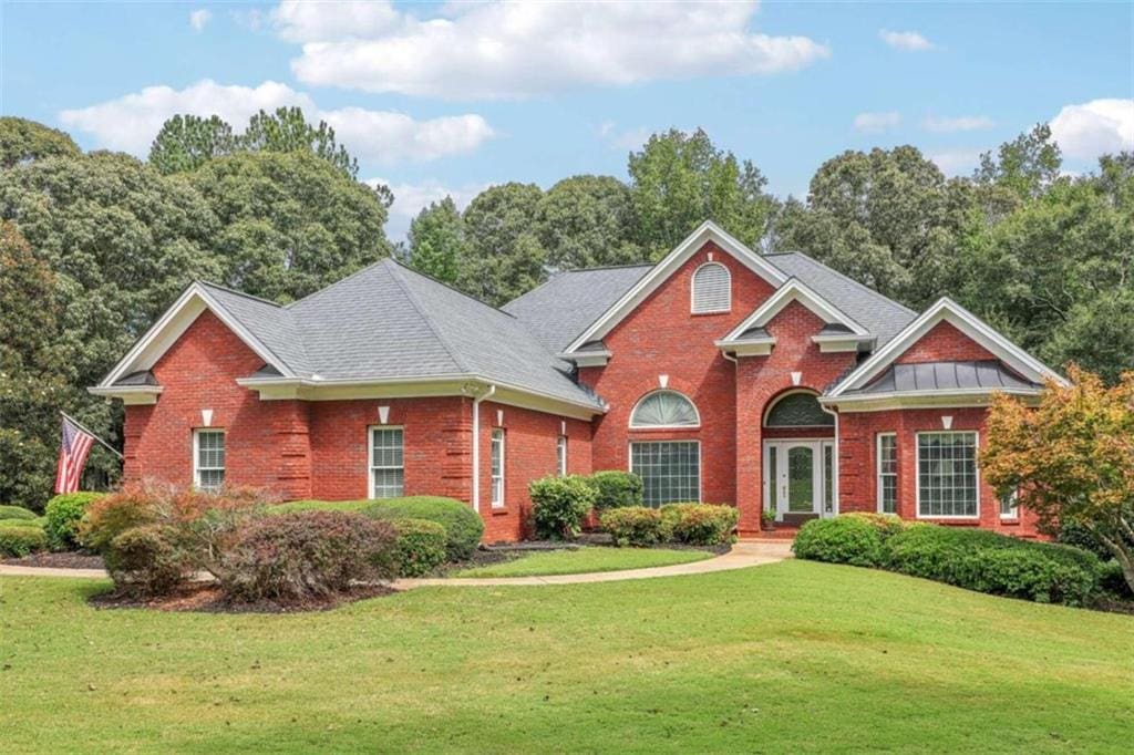 view of front of house featuring a front yard