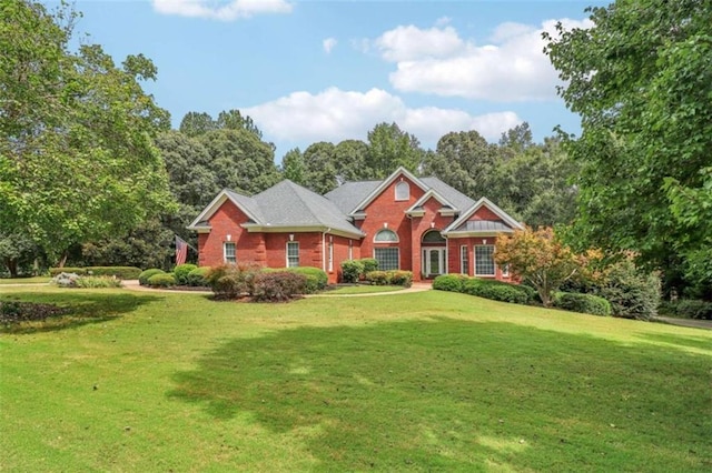 view of front facade featuring a front lawn