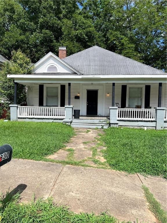 view of front facade with a porch and a front yard