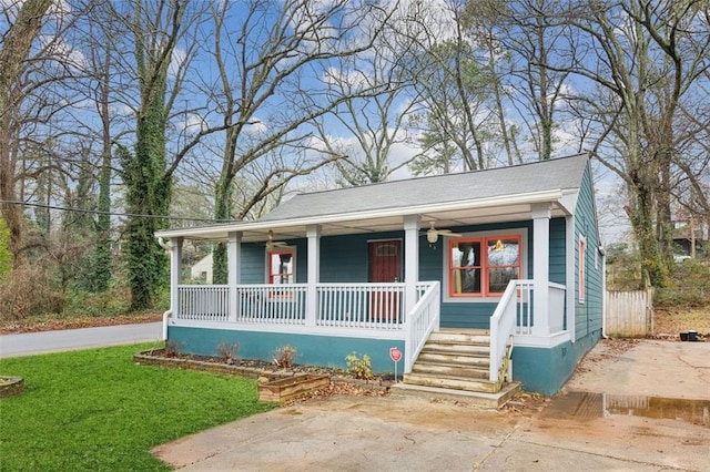 bungalow-style house with ceiling fan, a front yard, and covered porch