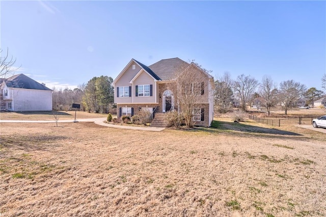 view of front of property featuring a front lawn