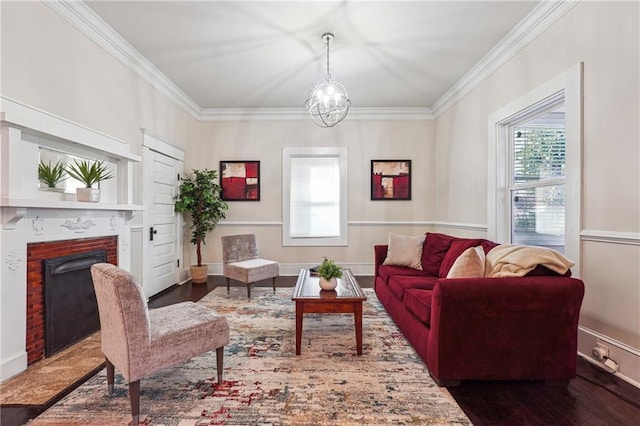 living room featuring crown molding, plenty of natural light, and wood finished floors