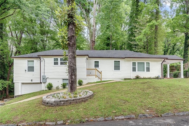 view of front of house featuring a garage and a front yard