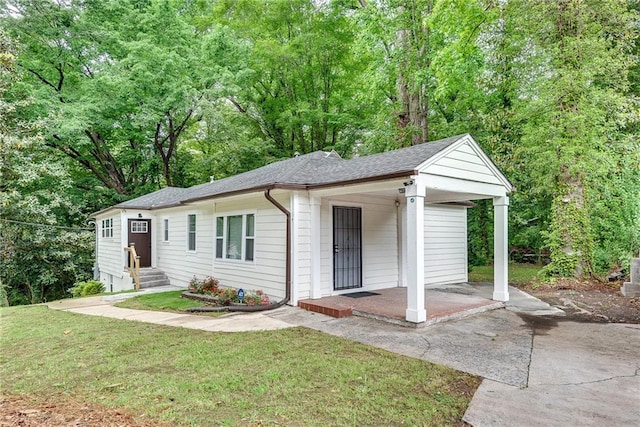 ranch-style home with a front yard