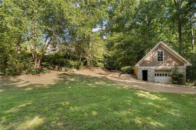 view of yard featuring a detached garage