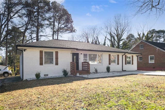 single story home with a front lawn