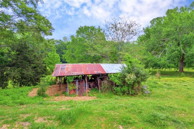 view of yard featuring an outdoor structure