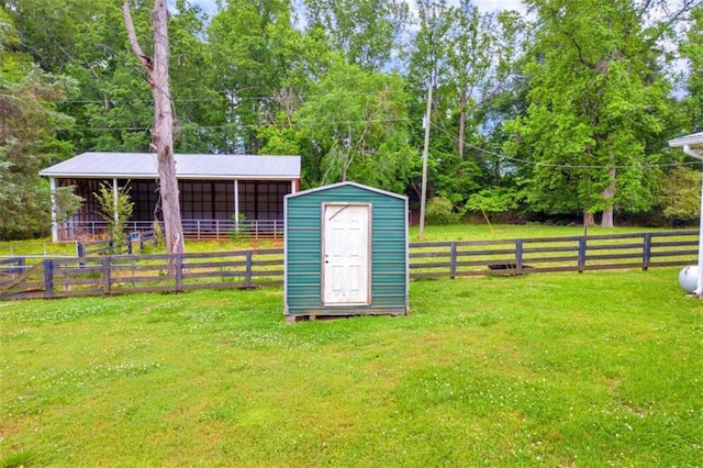 view of yard featuring an outdoor structure