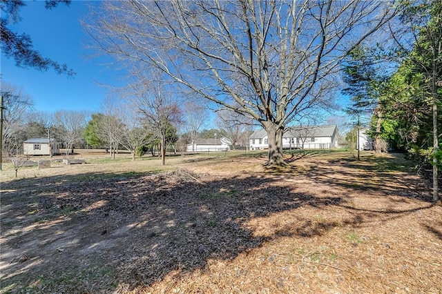 view of yard featuring an outdoor structure