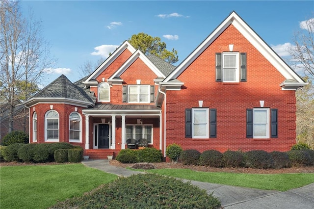 view of front of home featuring a front lawn