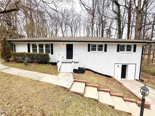 view of front of property with a front lawn