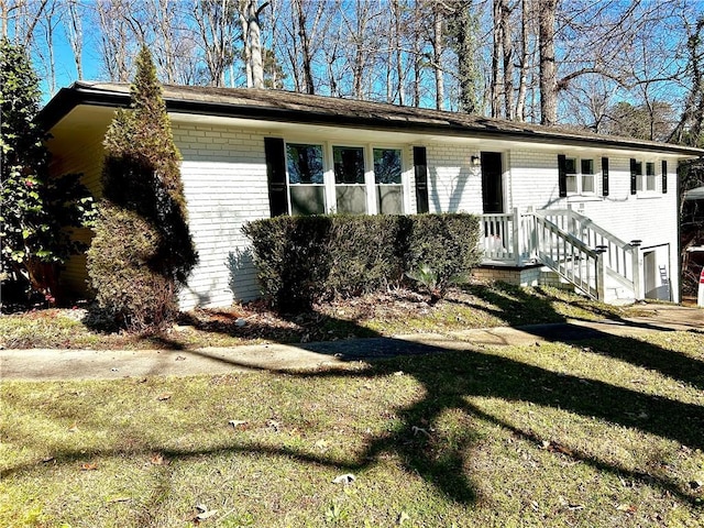 view of front of house with a front lawn