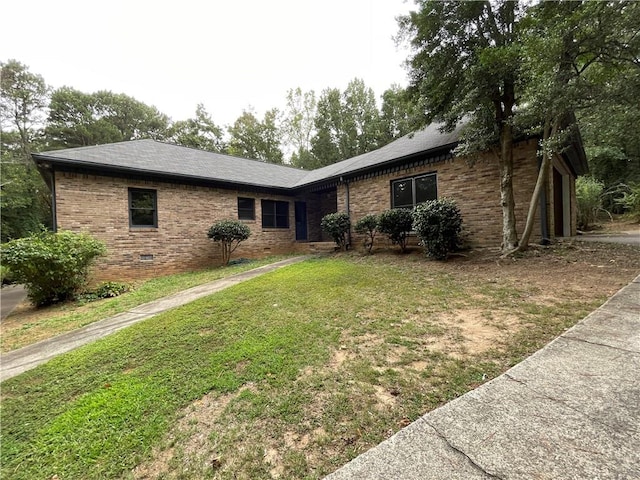 ranch-style home featuring a front yard