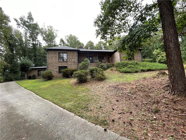 view of front of home featuring a front yard