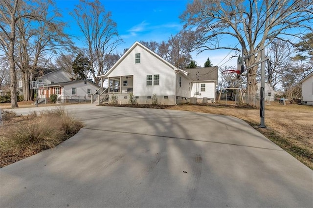 view of front of property featuring covered porch