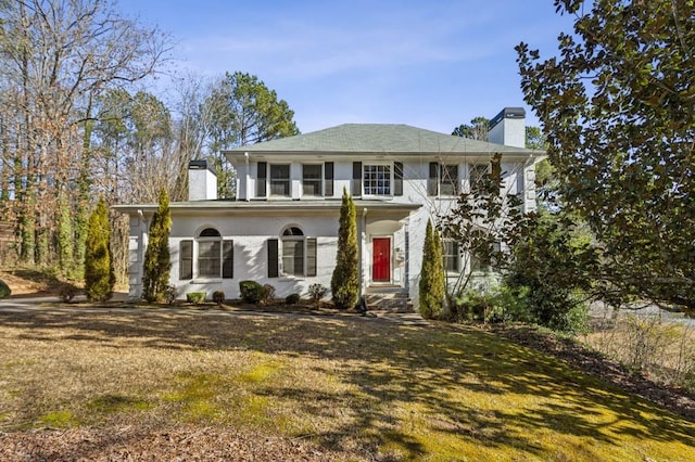 view of front of home featuring a front yard