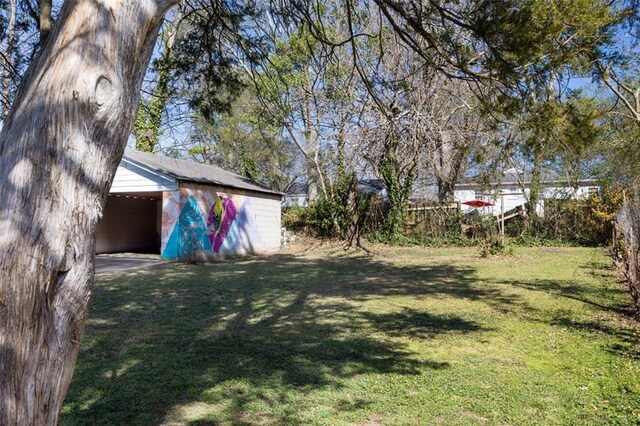 view of yard featuring an outbuilding