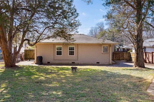 view of yard featuring an outbuilding and a garage