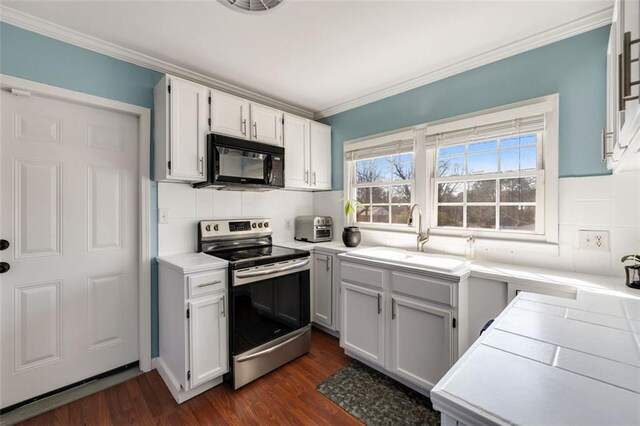 dining space featuring crown molding, a notable chandelier, and hardwood / wood-style flooring