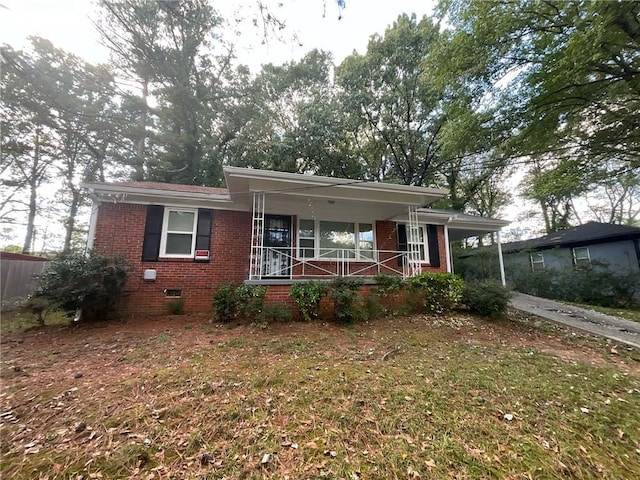 view of front of property featuring covered porch and a front lawn