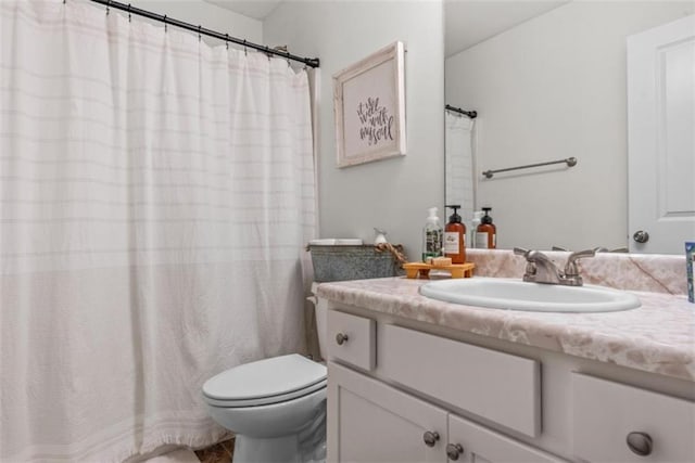 1081 Oak Hill Ln, Madison, GA 30650 - full bath featuring toilet, vanity, and a shower with shower curtain