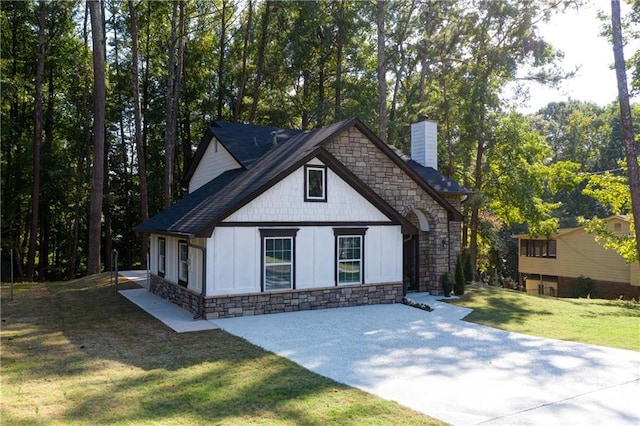 view of front of home featuring a front lawn