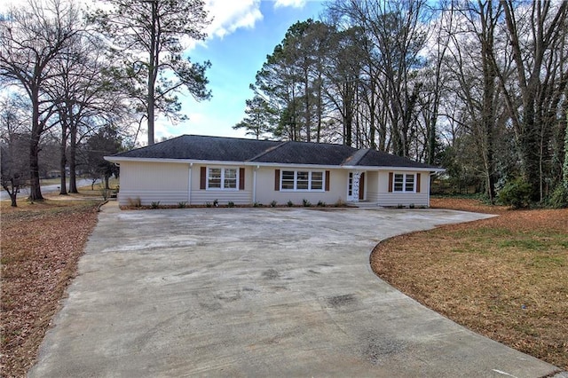 single story home featuring a front yard