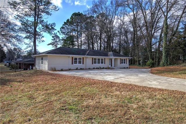 single story home featuring a front yard