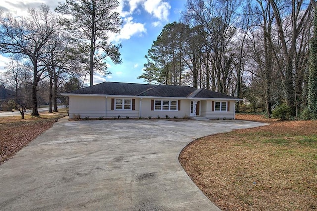 single story home featuring a front yard