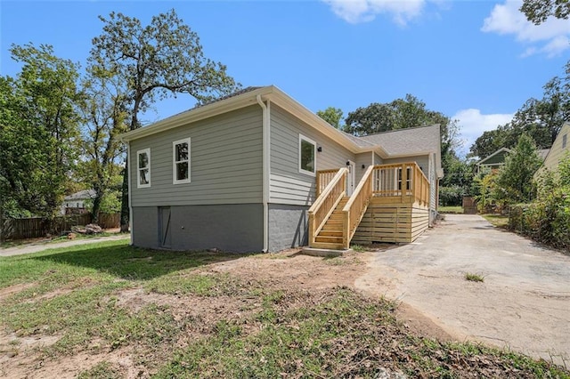 view of front of property with a front lawn