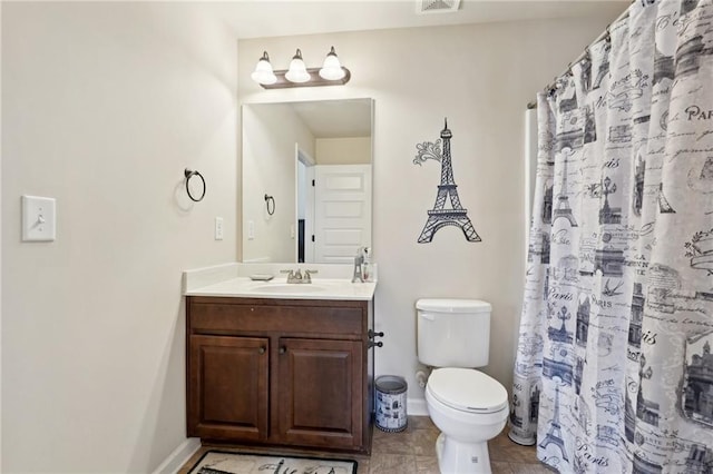 full bathroom with baseboards, visible vents, toilet, a shower with curtain, and vanity