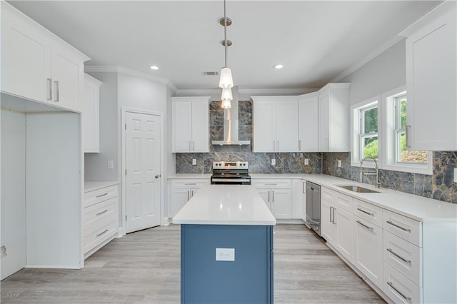 1226 Bloomsbury Ln, Gainesville, GA 30501 - kitchen featuring stainless steel appliances, crown molding, a sink, a kitchen island, and backsplash